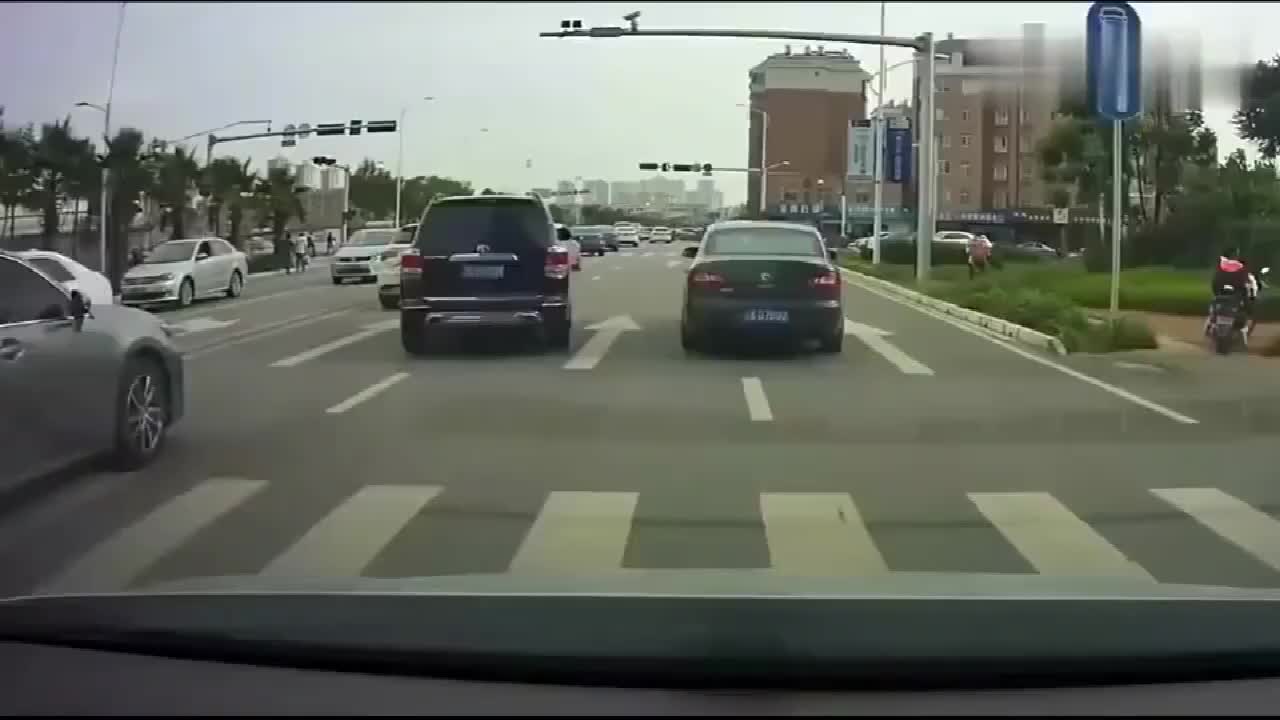 行车记录仪实拍：这就是路怒症吧，不让加塞，那就一脚油门冲