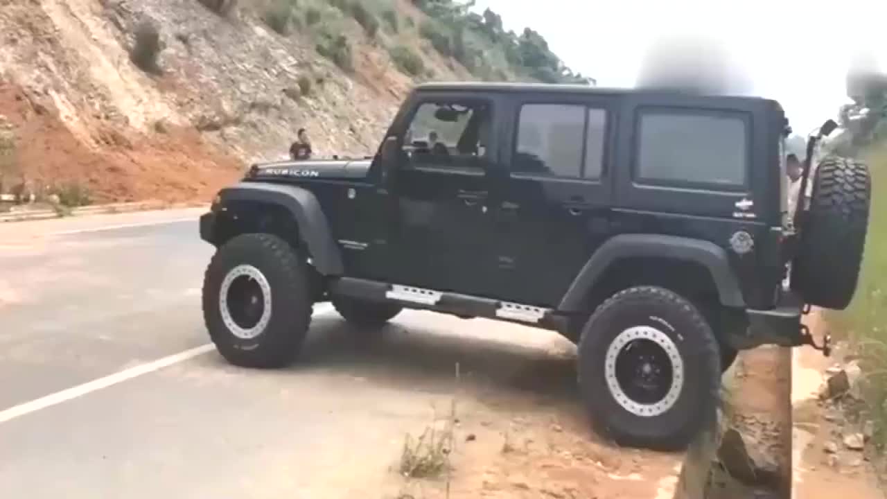 行车记录仪实拍：500万的牧马人，这么陡的坡油门一加就上去了