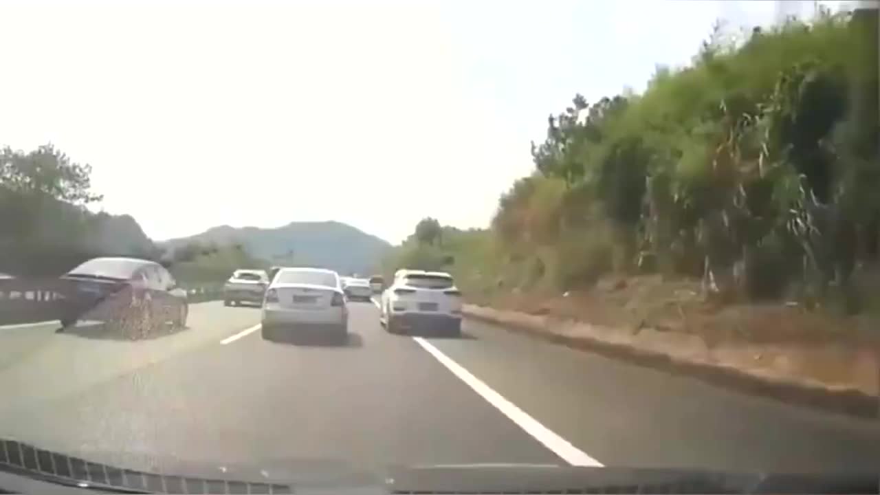 记录仪实拍：路怒症！从应急车道道强行变道被撞，你还是挺嚣张
