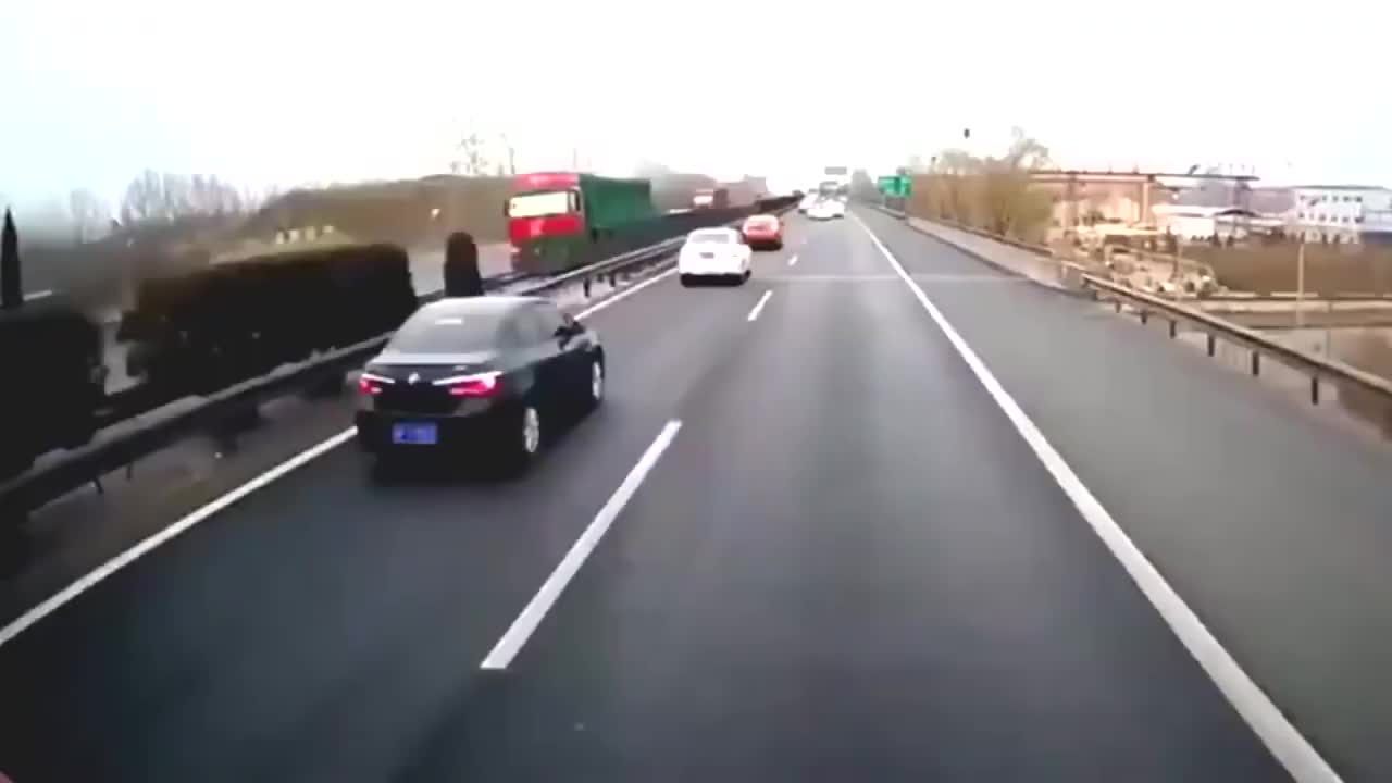 行车记录仪实拍：保持车距太重要了，高速行车注意力要高度集中！