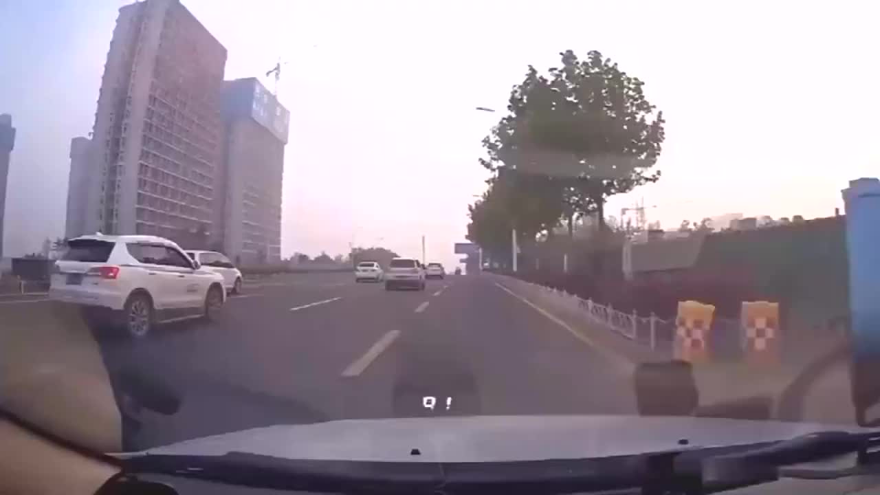 记录仪实拍：路怒症！哈弗连变两条车道别了我的车，我这暴脾气