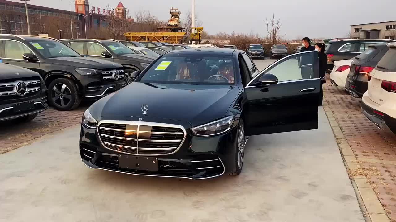 全款拿下奔驰S级，就喜欢新车撕膜的感觉！