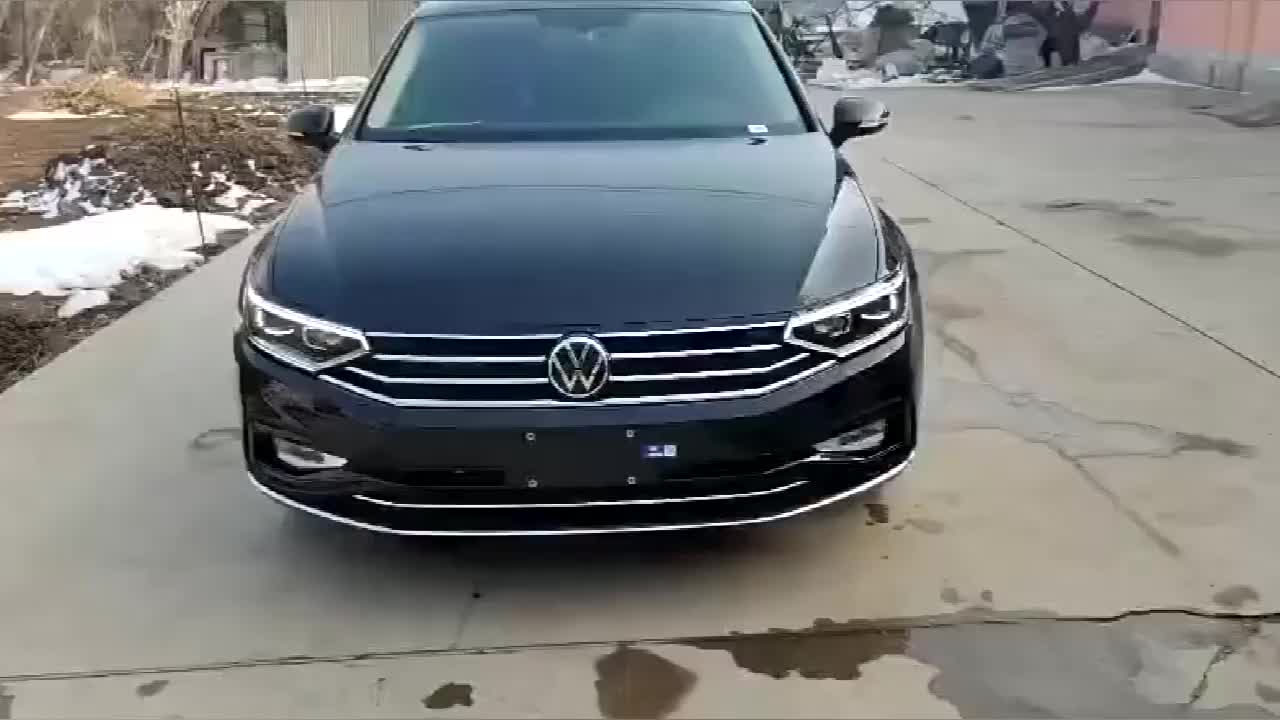 新买的迈腾停在自己家院子里，整个村里都知道我家买新车了！