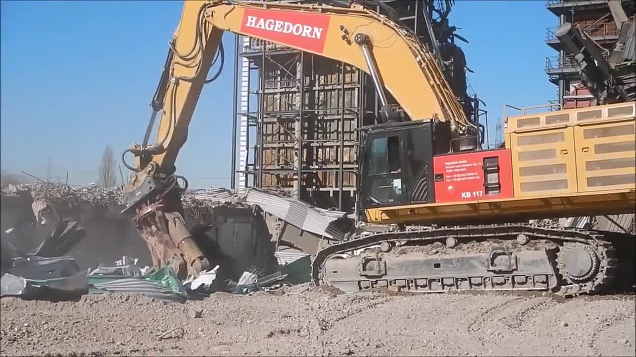 卡特390f用液压剪撕扯发电厂,整出一座废铁堆