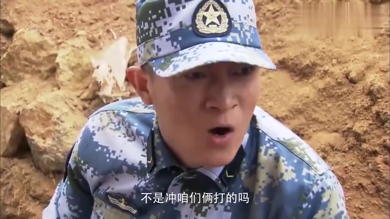 火蓝刀锋:小姑娘枪法了得!两个老兵都是她的手下败将!