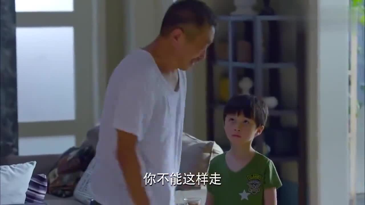 淘气爷孙:爷爷教孙子唱军歌,练军姿走军步,真是有模有