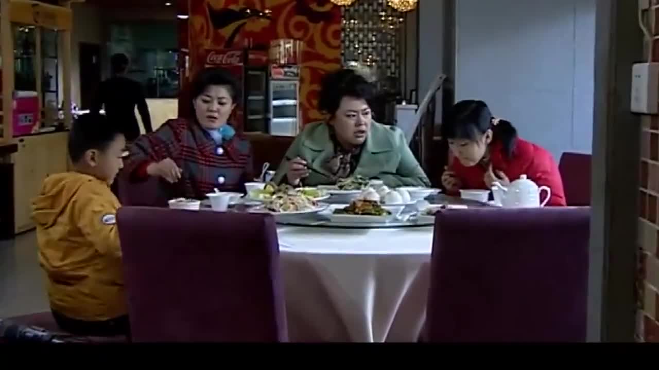 憨媳当家农村媳妇发达带孩子吃大餐怎料却遇到乡下娘家姐姐