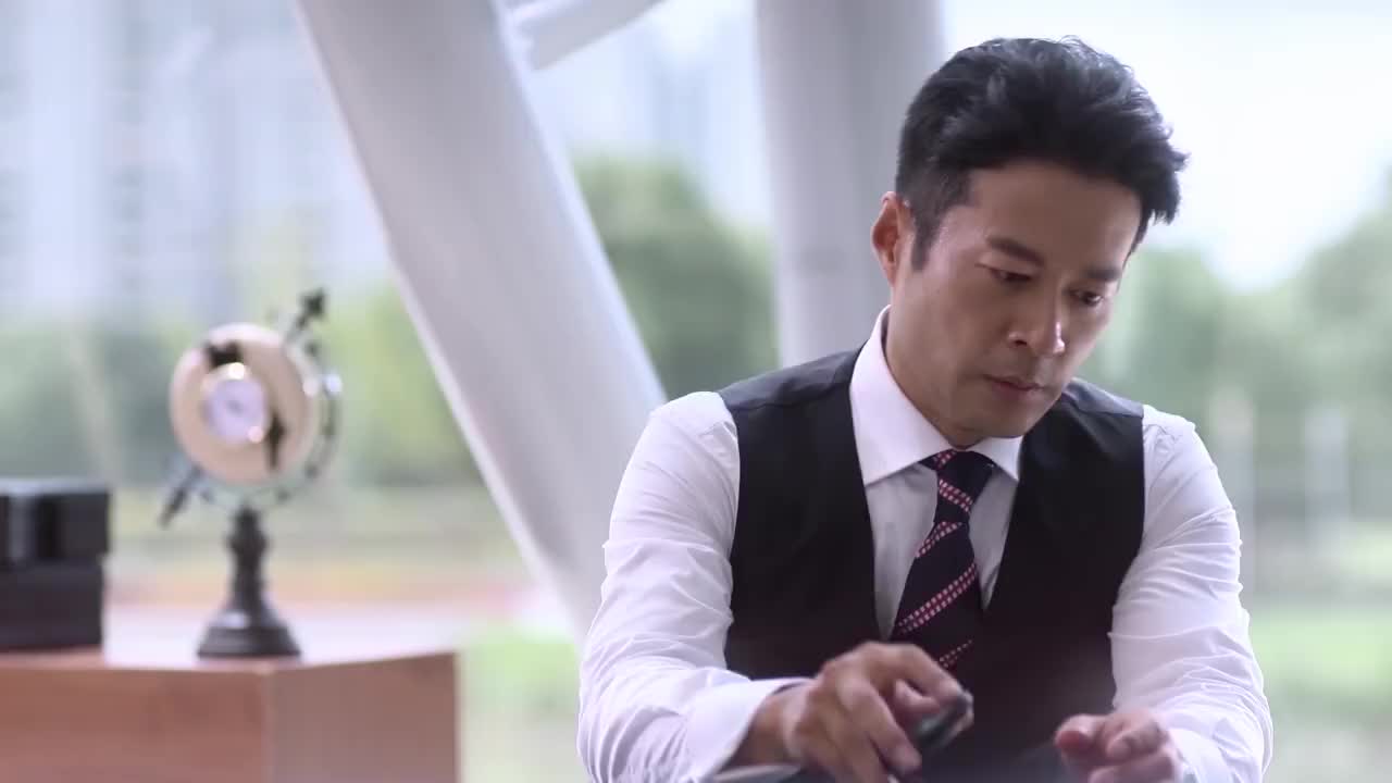 何以笙箫默应晖因为公司出现问题只能推迟回国