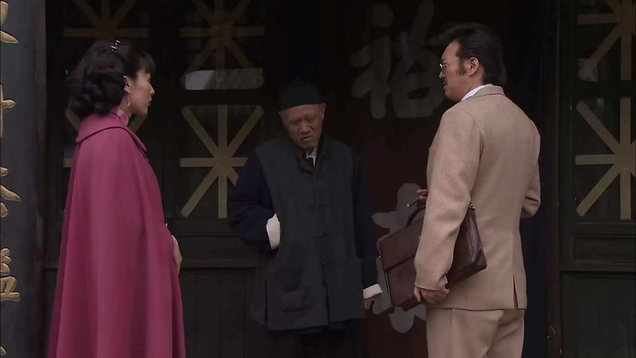 茶馆小刘麻子请小丁宝喝茶二人嘀嘀咕咕想要密谋茶馆