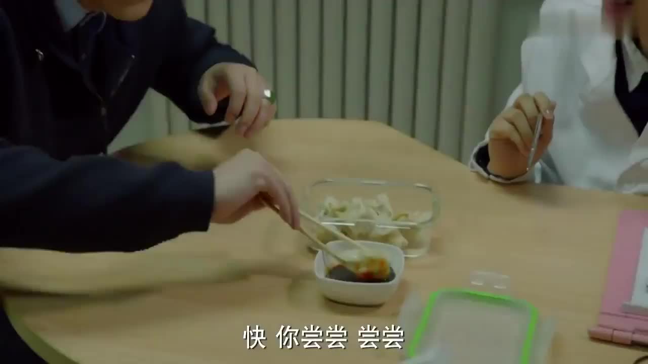 小别离张总和佳妮一起吃饺子哪料被妻子看见张总发毒誓