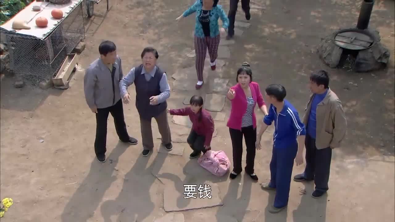 樱桃红二傻拿孩子威胁逼着杜鹃还彩礼钱杜鹃下跪求他都没用