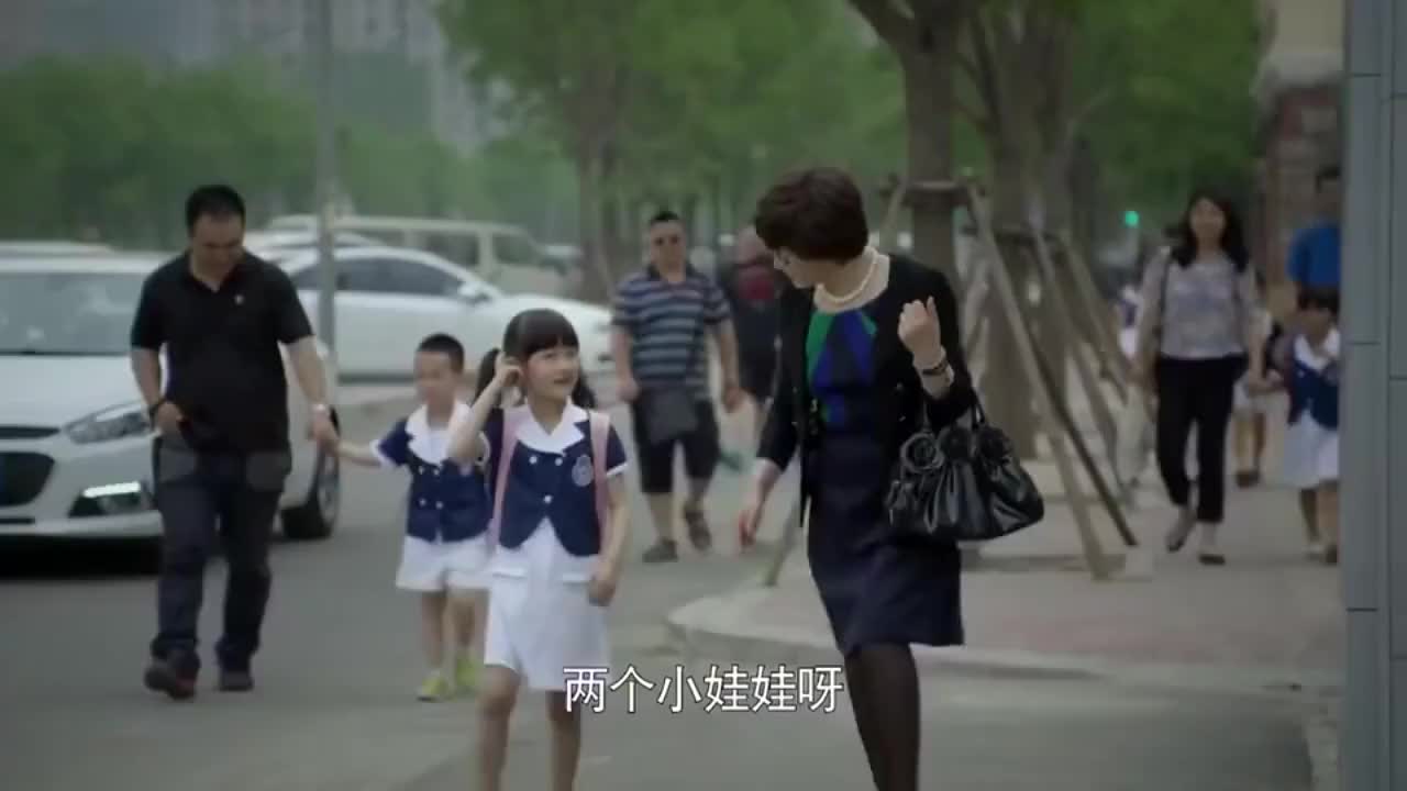 虎妈猫爸奶奶送茜茜上学不料被虎妈跟踪立马跟老公疯狂吐槽