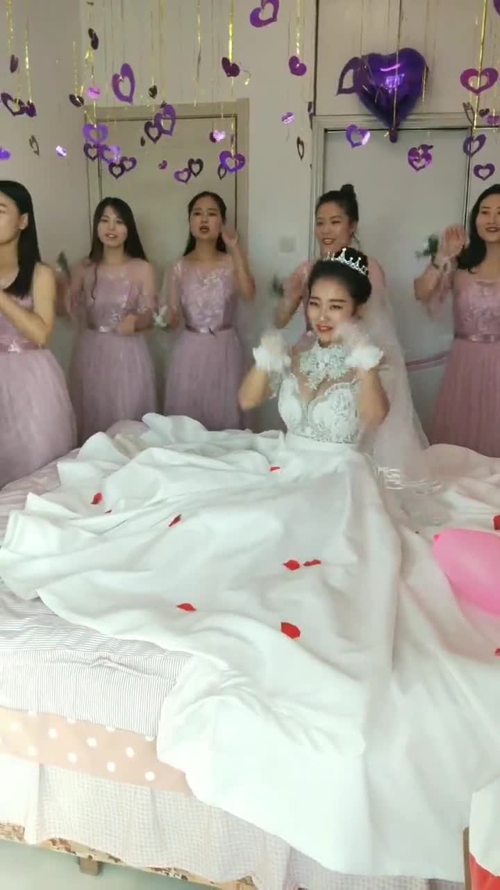 新娘与伴娘表演一起学猫叫新娘太美了