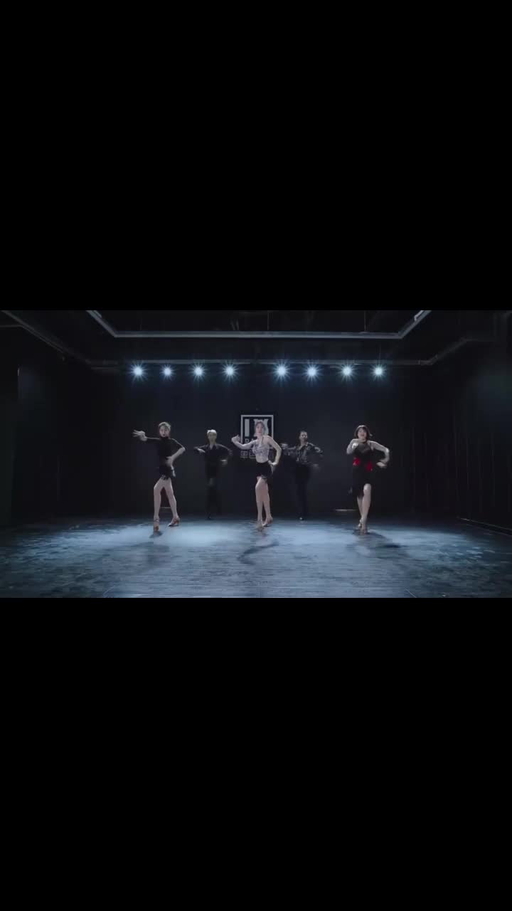越南神曲配拉丁舞简直绝了,越看越上头!美女太给力了!