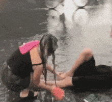 搞笑gif:你这人太实诚了,妹子都举起来了