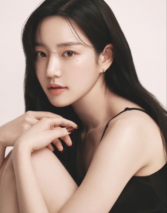 韩国女艺人李侑菲拍杂志写真秀出众美貌