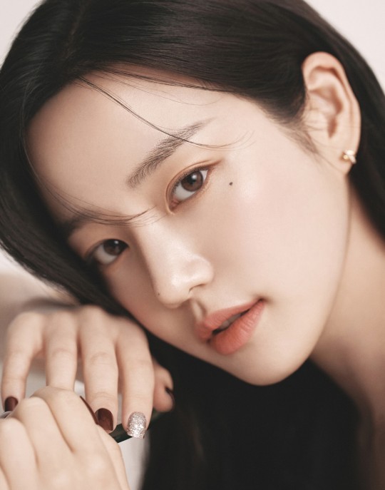 韩国女艺人李侑菲拍杂志写真秀出众美貌