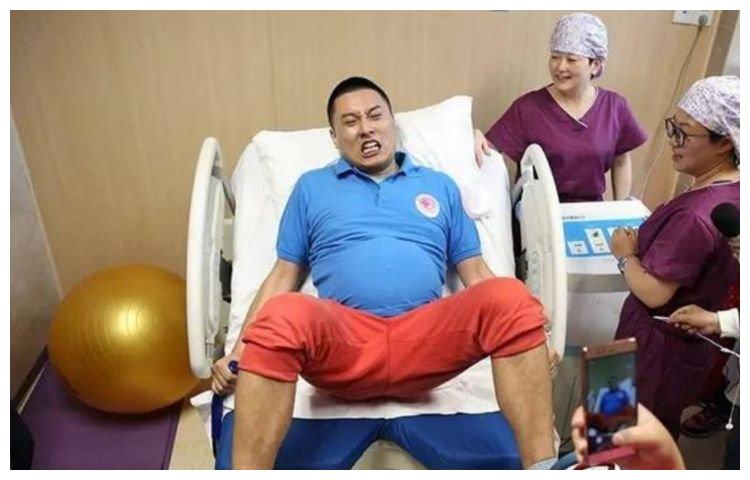 只因妻子无法生育,他成为世界上首个怀孕的男人,诞下3个孩子