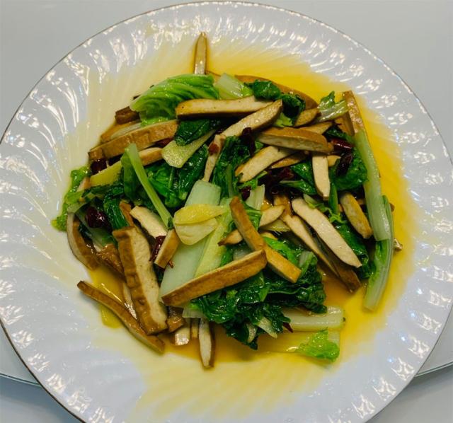 小白菜炒香干 by杨丽的家常菜谱 原料:豆干,小白菜,干辣椒,姜,蒜,油
