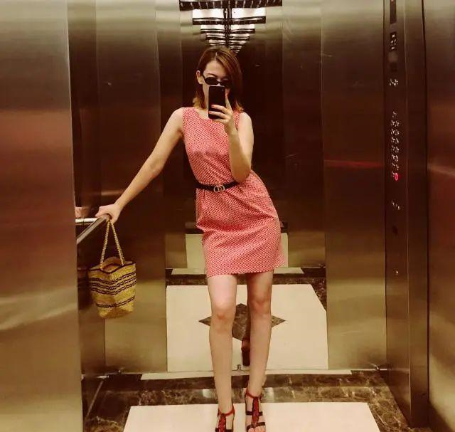 尼格买提老婆真会穿,挂脖小黑裙搭披肩发,这