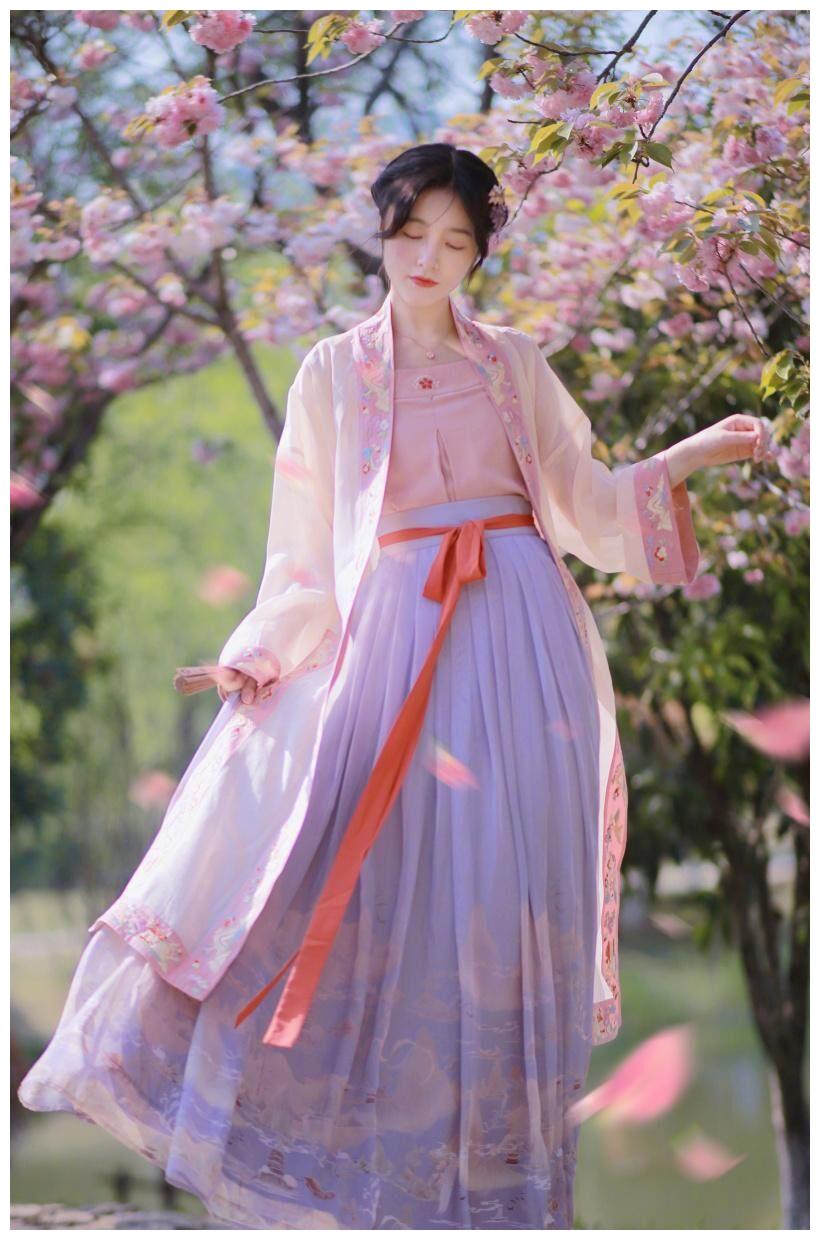 徐娇穿古装在桃花中拍照,像起飞的仙女,侧身那一刻尽显少女身材