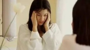 虽然偷录的视频比较模糊,但我还是一眼就认出了在楼下跟别的女人缠绵