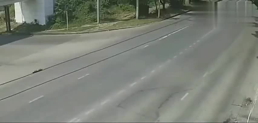 监控实拍上路不看车,结果车头瞬间被削掉一半,网友女司机