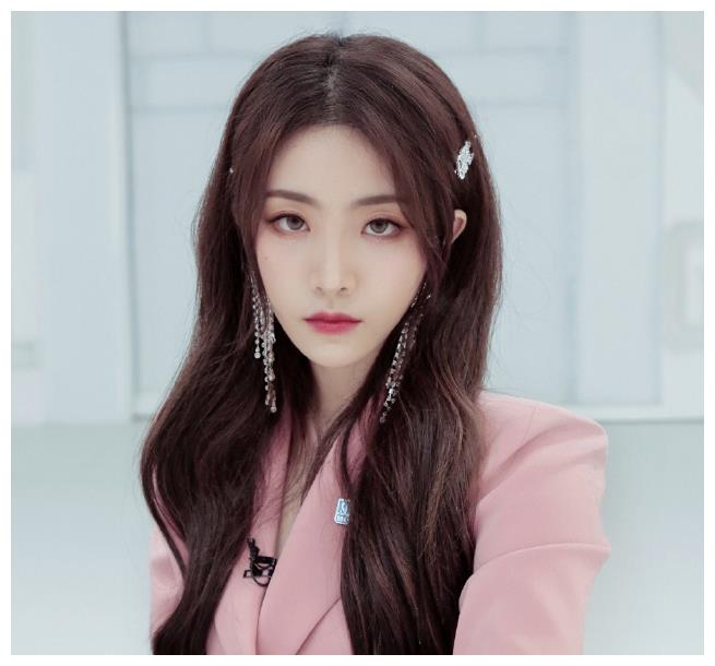 满背纹身排行_喻言穿露腰装出席活动,贴胶布遮满背纹身,后悔年少轻狂了吧!