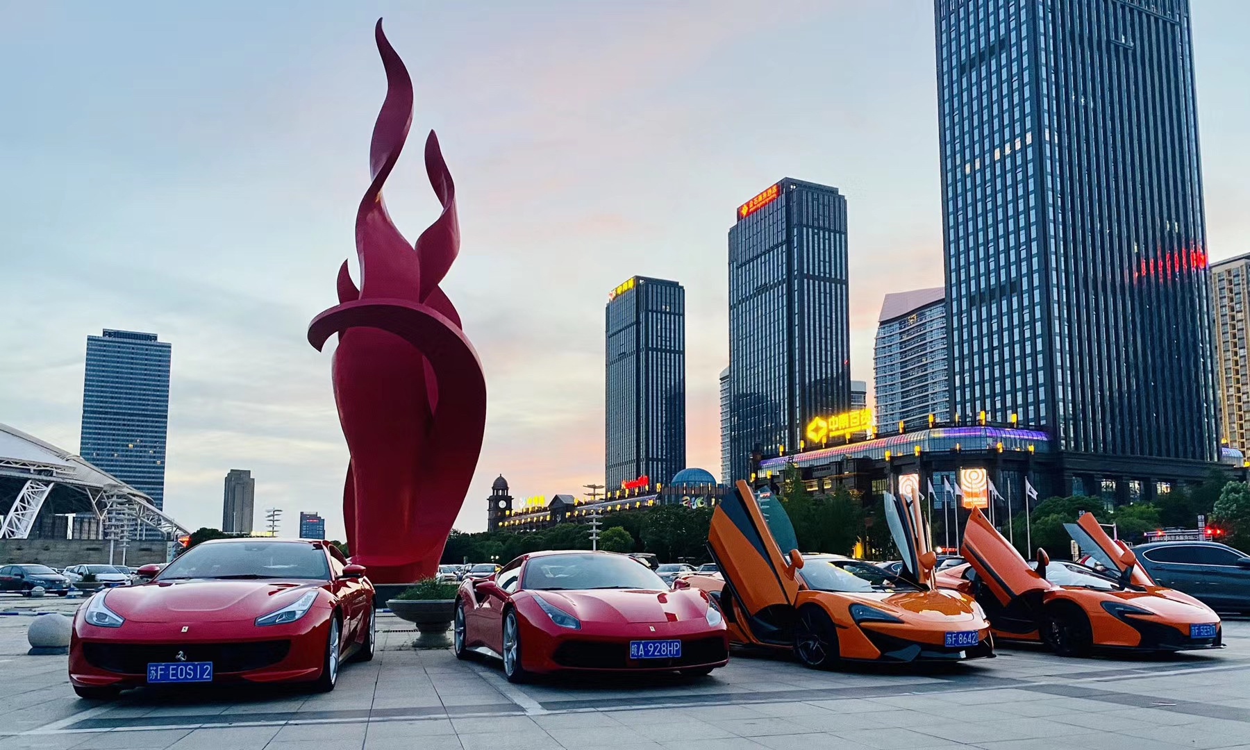 南通中南城实拍超跑聚会，法拉利GTC4跑车非常亮眼！