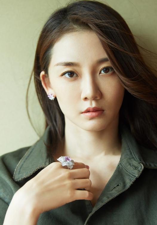 郑恺老婆苗苗更换风格,穿军绿色连体裤变