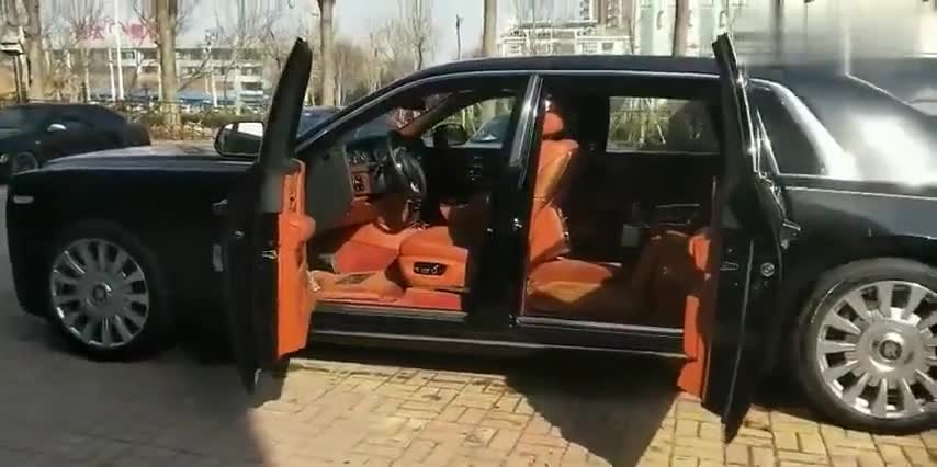 第八代全新劳斯莱斯幻影，对开门打开后，真是霸气侧漏！