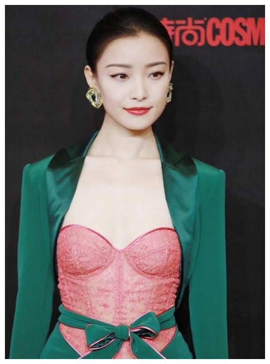 倪妮亮相时尚盛典,一颦一笑撩人心扉,红配绿礼服穿出满满高级感