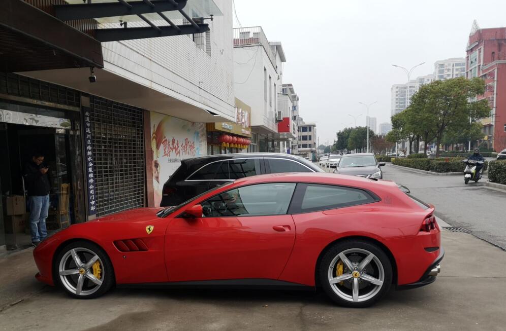 南通希望路街头实拍法拉利GTC4跑车，回头率百分百！