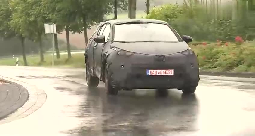 2016丰田C-HR量产版伪装路试实拍