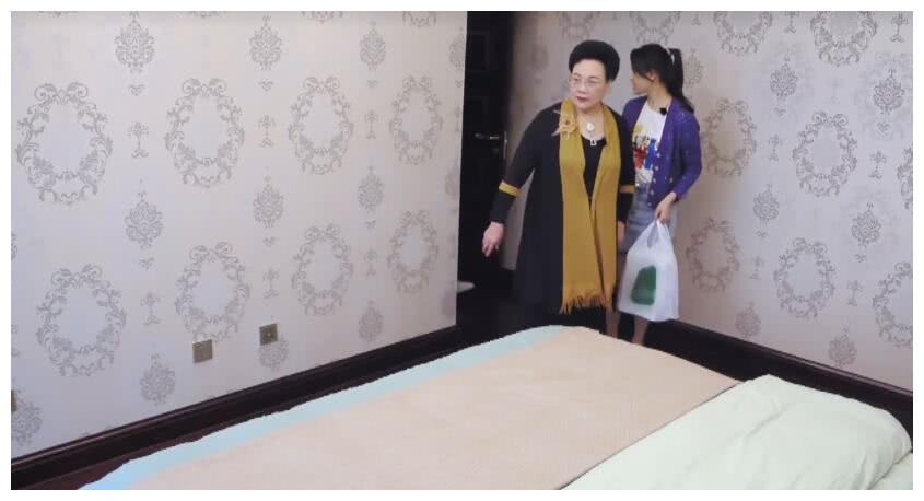 伊能静自己住观景房,却给婆婆住没衣柜的,谁注意婆婆的反应?