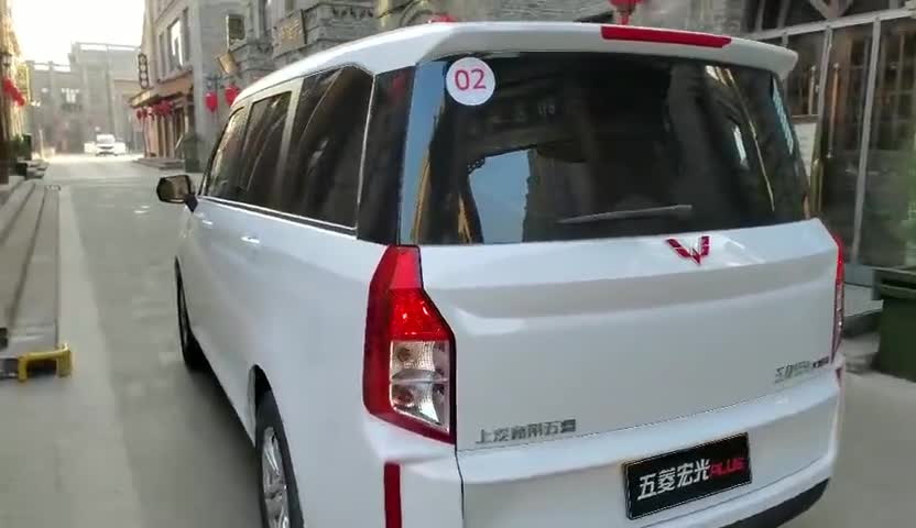 抢鲜看：五菱宏光PlUS车尾，微型MPV，悬浮式车顶设计