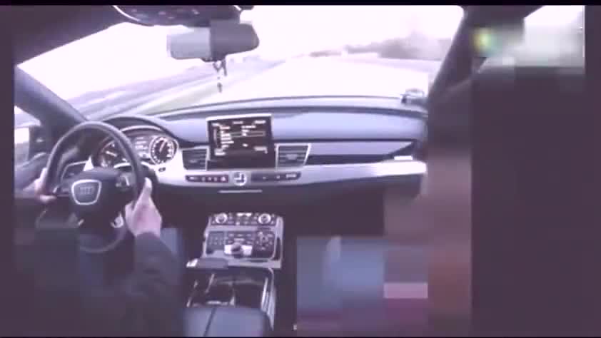 奥迪A8忽然被保时捷超车，保时捷傻眼了吧