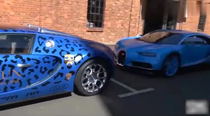 价值2000万的兰博基尼，揭开车衣后，旁边的布加迪瞬间失去了光芒