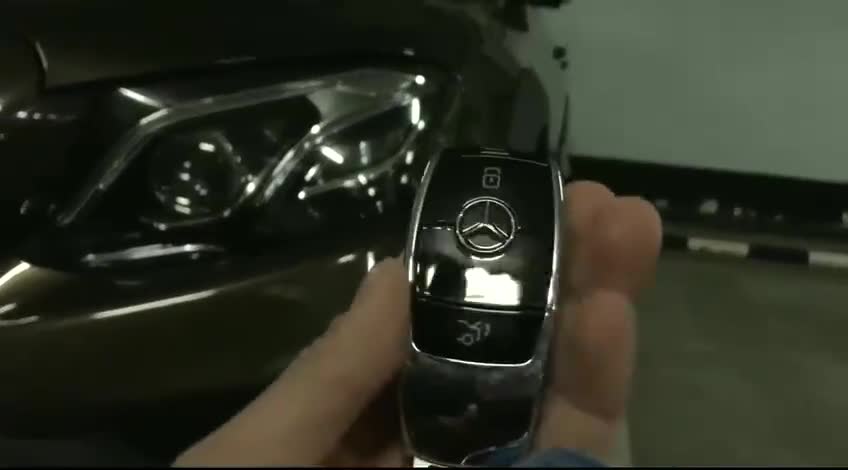 看新款奔驰E级旅行车64色氛围灯，钥匙按下那一刻已经心动了