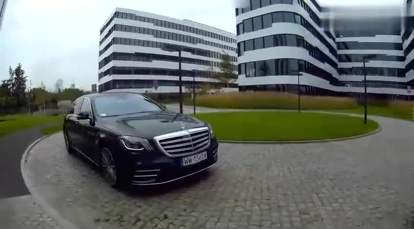 按下2018款奔驰S级车钥匙，坐到老板座才知道什么叫开宝马坐奔驰