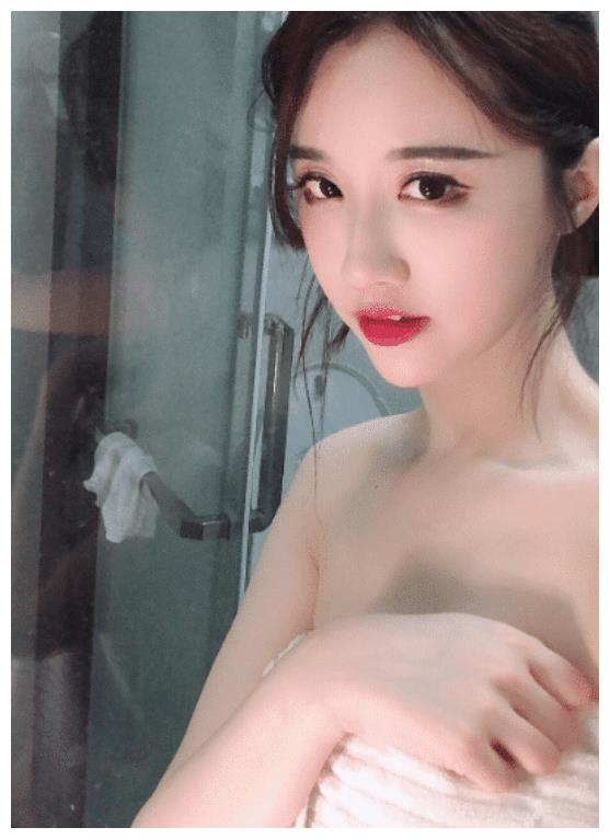 轩子下播后穿浴巾拍照,网友发现镜子里的背影,看的不想眨眼