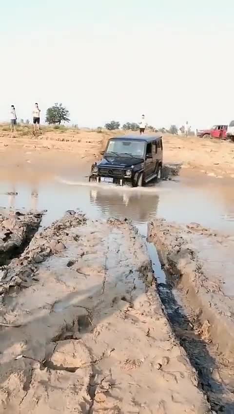 有钱人把奔驰大G当拖拉机开,没钱人把奥拓当宝贝一样保养