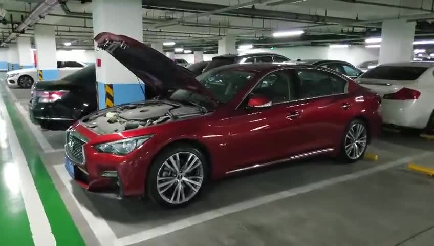 实拍：英菲尼迪Q50L搭载四缸发动机，造型特别的发动机很饱满