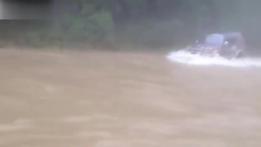 轿车车主装逼失败，监控实拍轿车逆流直上被洪水冲走