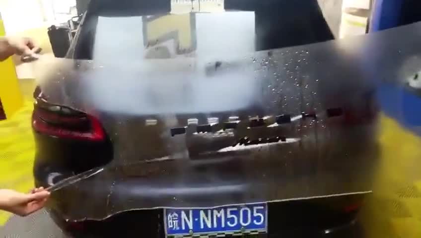 养护贴膜进行中养护爱车