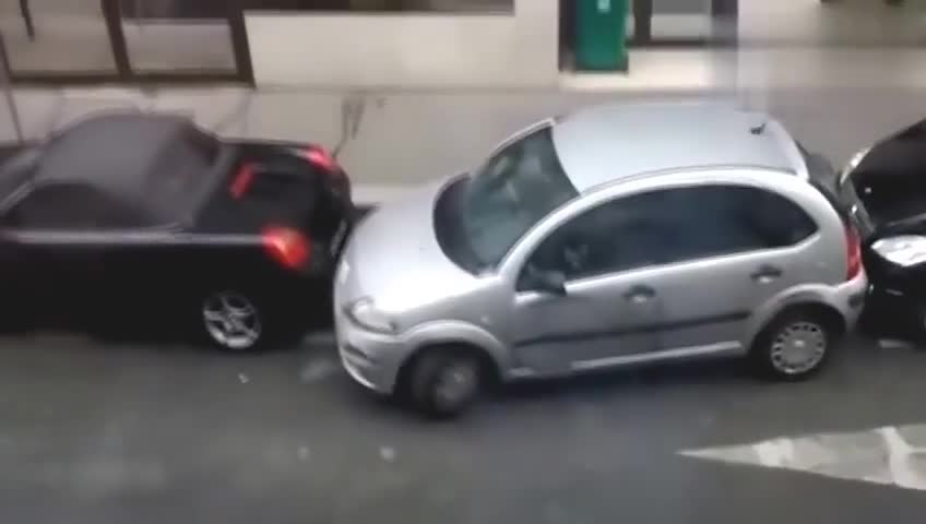 监控实拍路边女司机停车,令人看好,网友直呼就服你!