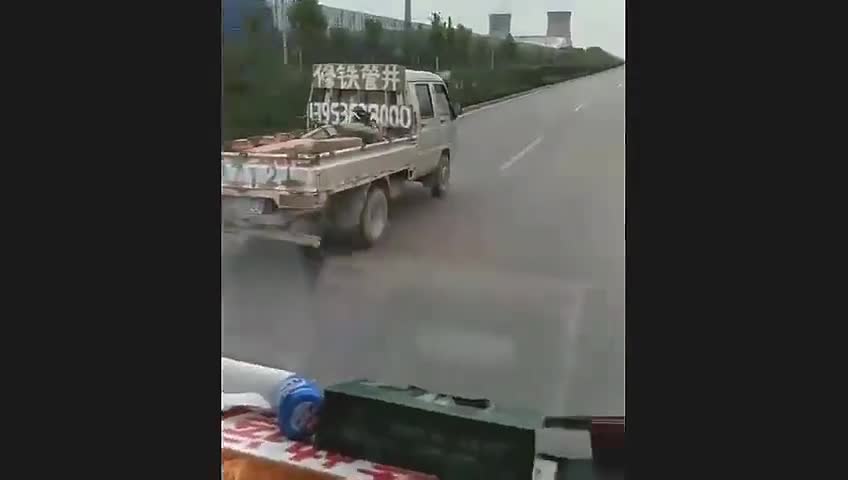 实拍女司机开长车超速又超车,这技术大家能给多少分