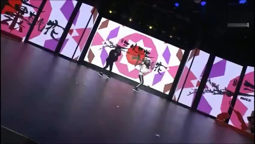 刘亦菲和刘洋跳街舞配合默契节奏感十足