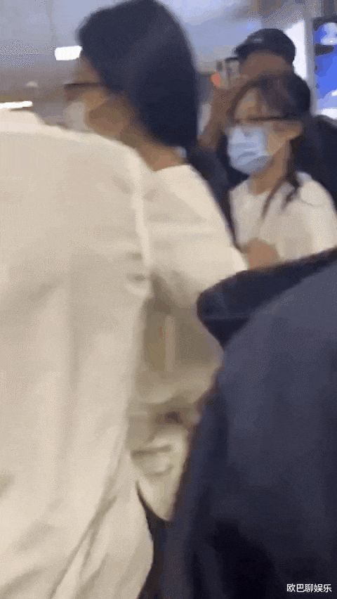 喻言机场被咸猪手!男子强行搂腰前行3秒钟,同行工作人员只看着