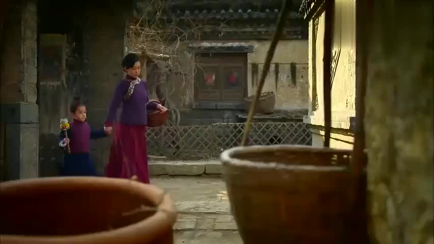 红高粱:看着豆官和大嫂,九儿带着琪官就躲,可是孩子却不愿意
